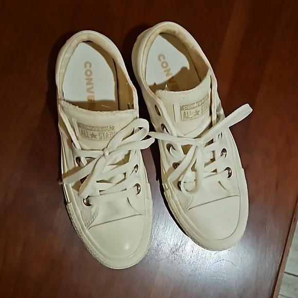 Converse shoes - Picture 2 of 6